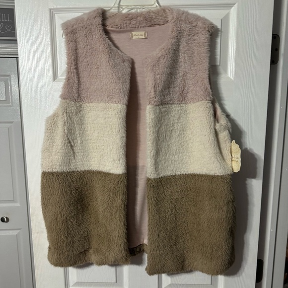 Altar'd State Jackets & Blazers - Altar'd State Soft Neoplitan Colorblock Fuzzy Vest